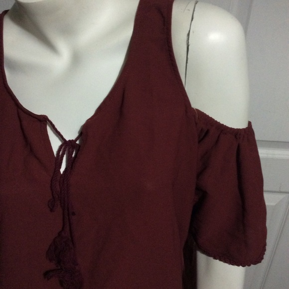 Burgundy GUESS cold shoulder front tassel tie top - Picture 2 of 8